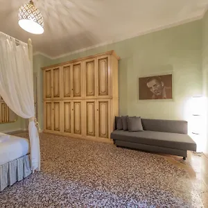 https://lungarno-buozzi-7-apartments.it-tuscanyhotel.com